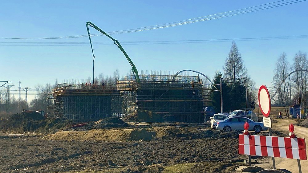 Budowa obwodnicy Podolsza, wylewanie betonu, przyczólki wiaduktu nad linią kolejową